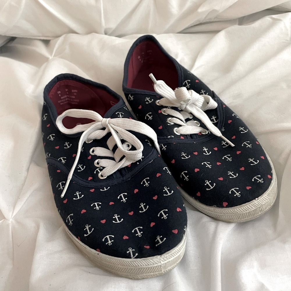Tennis shoes